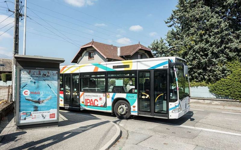 Voici un bus scolaire à l'arrêt